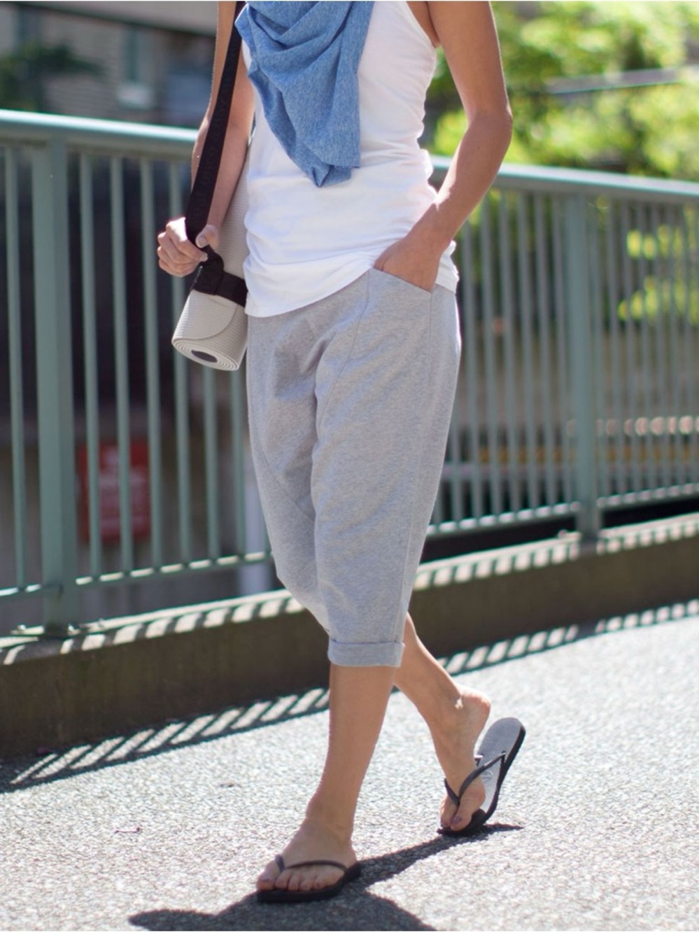 Lululemon Liberty Crop Heathered Fossil Gray Drawstring Jogger Capris - Picture 2 of 16